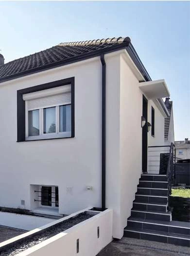 Façade après travaux d'isolation thermique par l'extérieur, enduit de finition posé